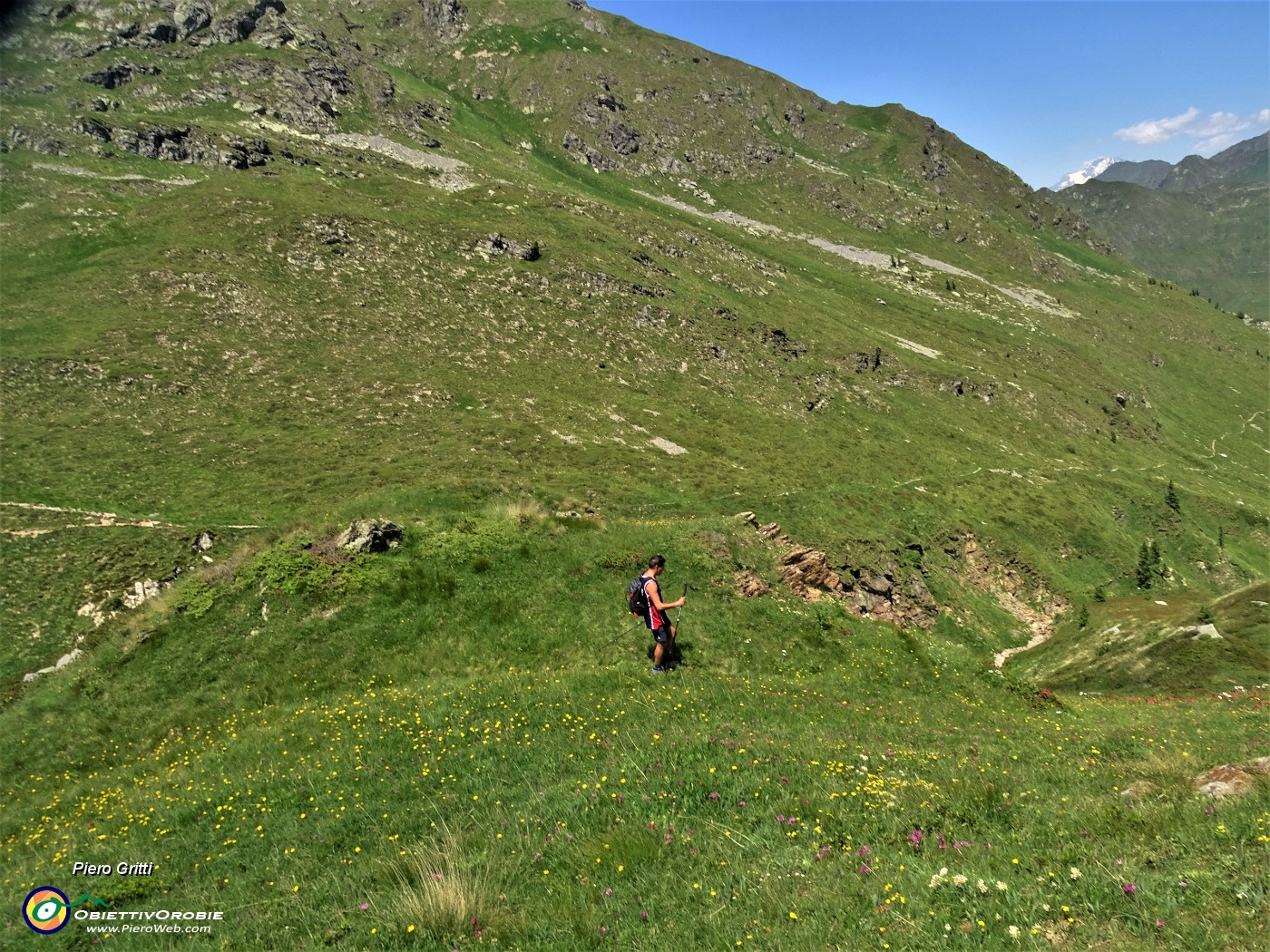 64 Proseguiamo fino a trovare la traccia-sentierino che scende in Val Ponteranica.JPG